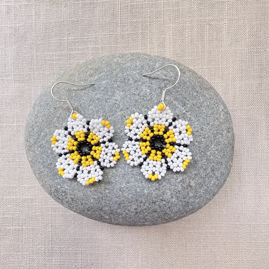 Boucles oreilles fleur blanche