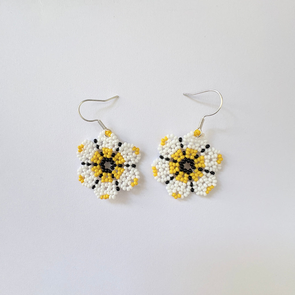 Boucles oreilles fleur blanche