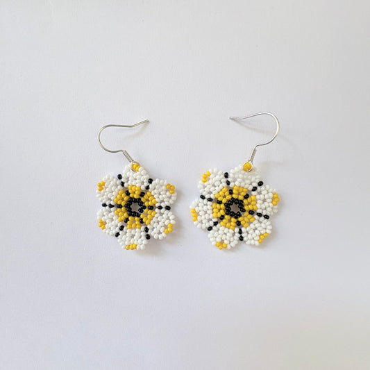 Boucles oreilles fleur blanche