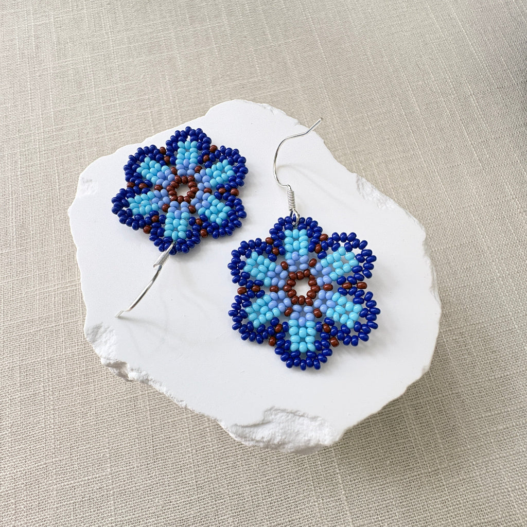 Boucles oreilles fleur bleue 4