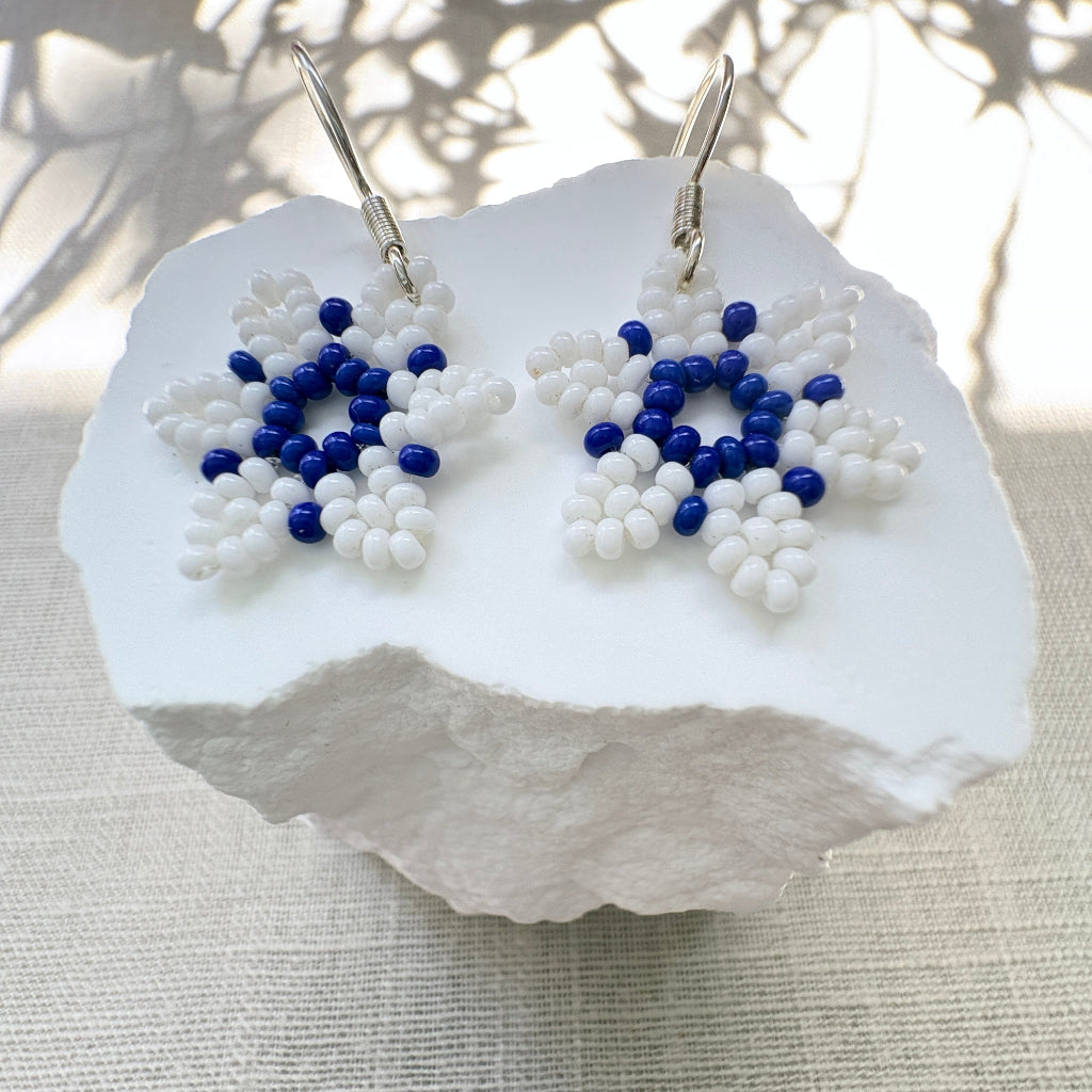 Boucles oreilles petite fleur blanc