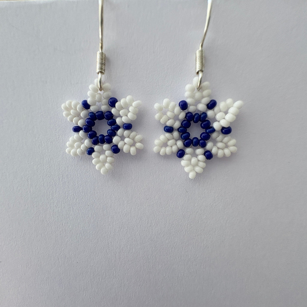 Boucles oreilles petite fleur blanc
