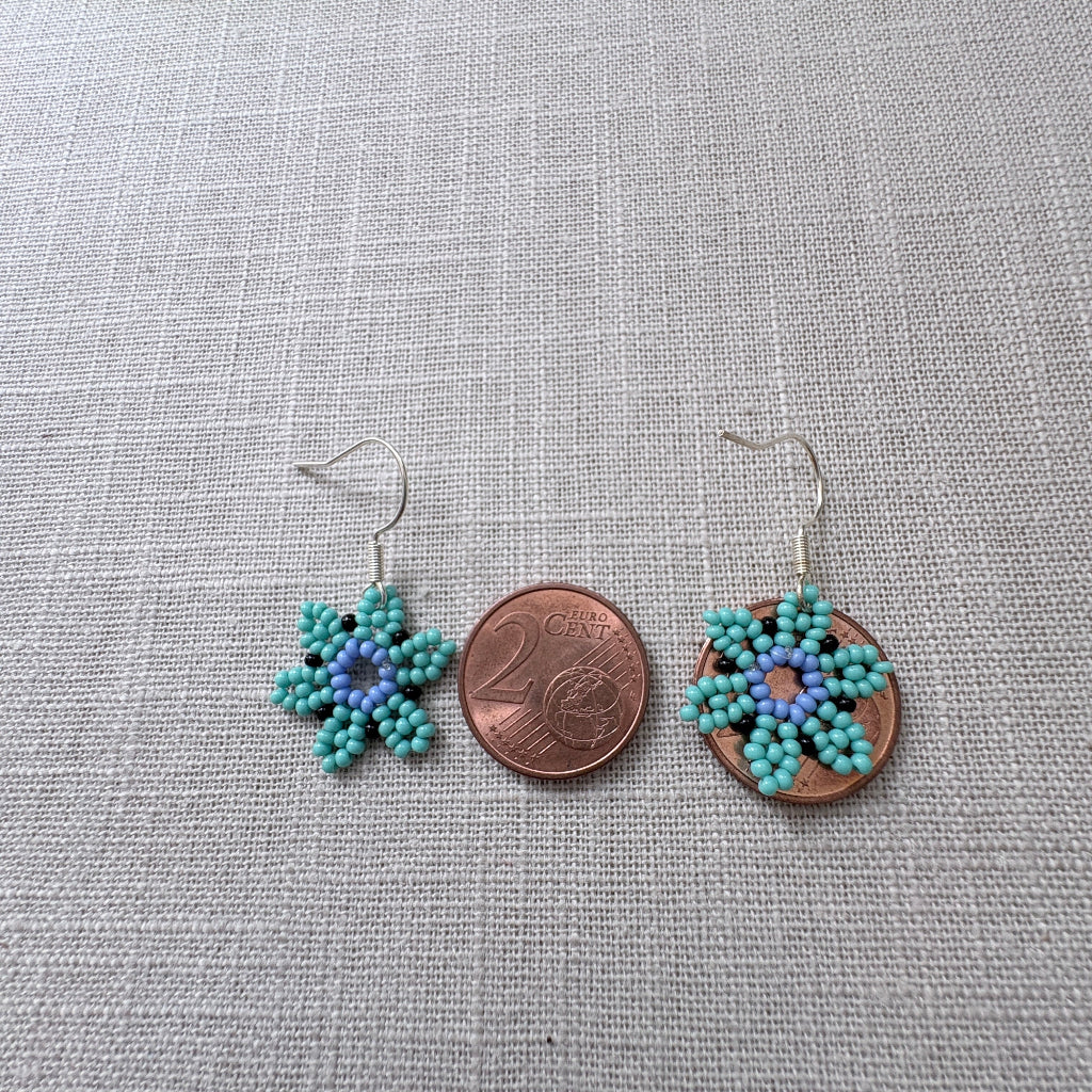 Boucles oreilles petite fleur bleu