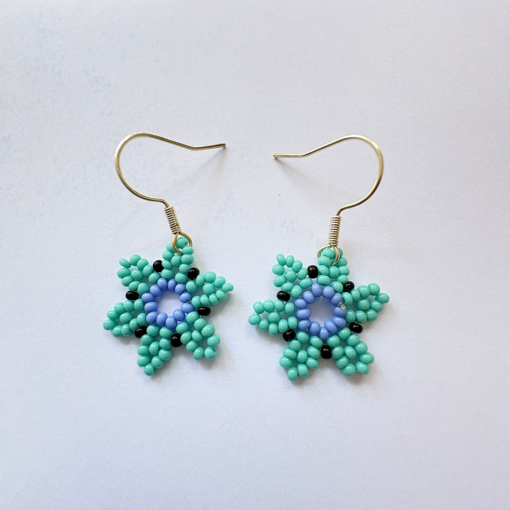 Boucles oreilles petite fleur bleu