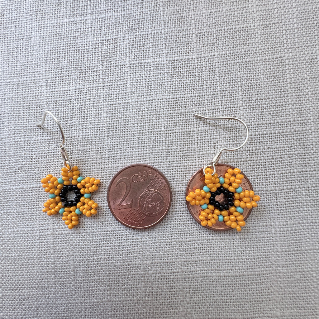 Boucles oreilles petite fleur jaune