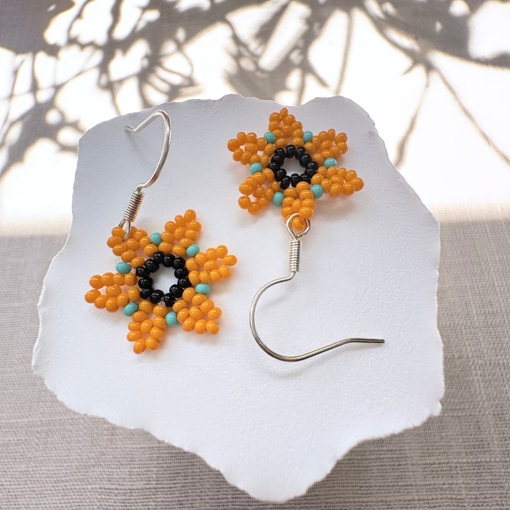 Boucles oreilles petite fleur jaune