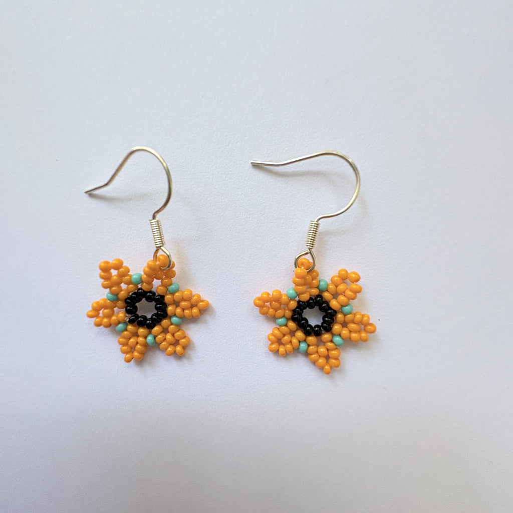 Boucles oreilles petite fleur jaune