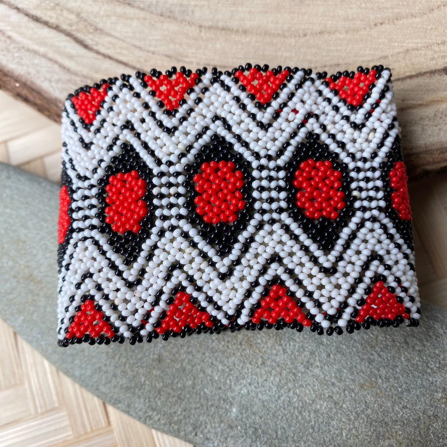 Bracelet Miçanga - petite taille - rouge et blanc hexagonal - Ethnie Kayapo