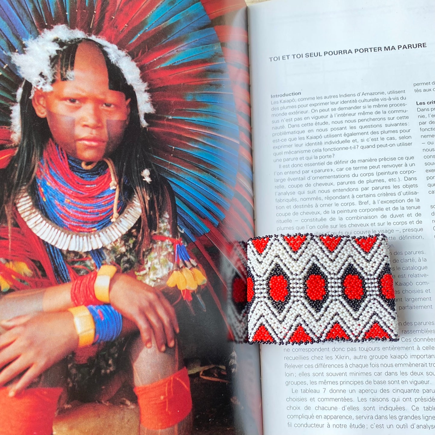 Bracelet Miçanga - petite taille - rouge et blanc hexagonal - Ethnie Kayapo