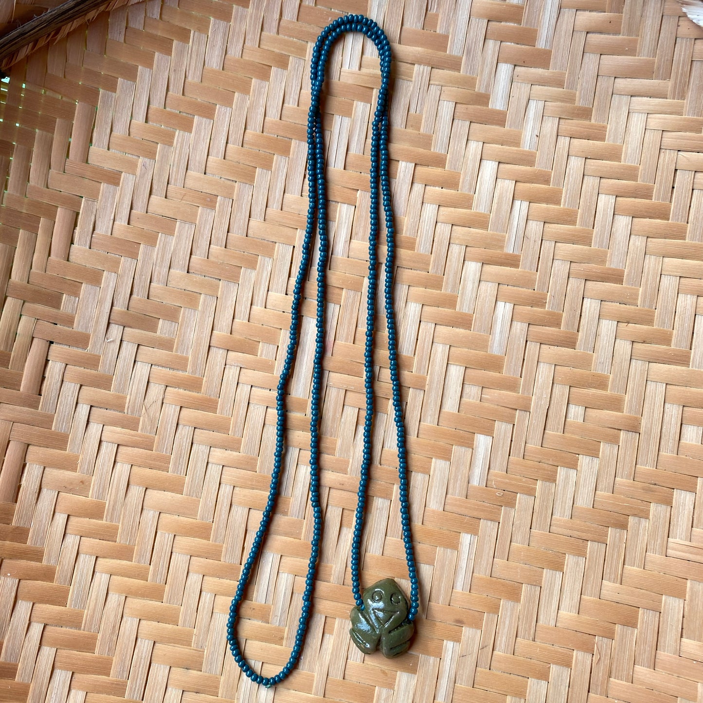 Collier miçanga (perles de verre) bleu-vert et pendentif Muiraquitã - Ethnie Borari