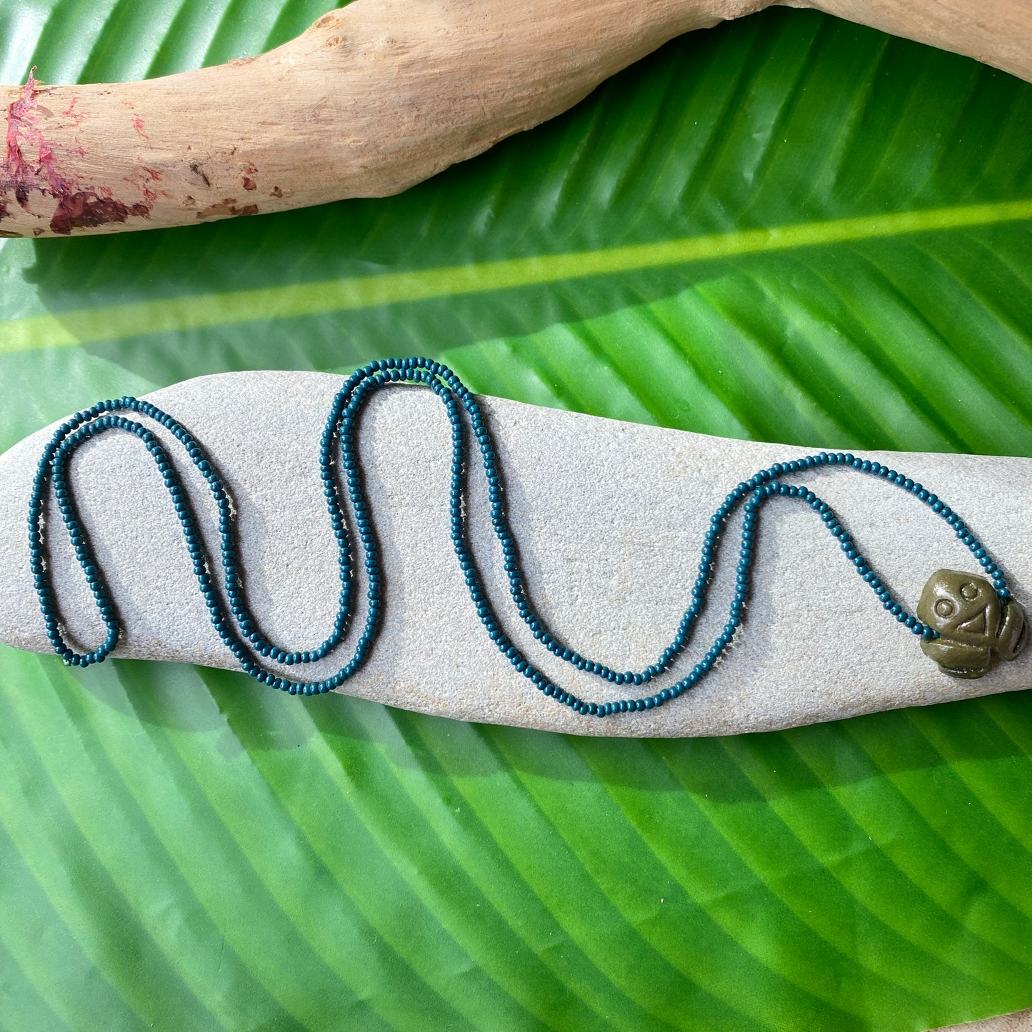 Collier miçanga (perles de verre) bleu-vert et pendentif Muiraquitã - Ethnie Borari