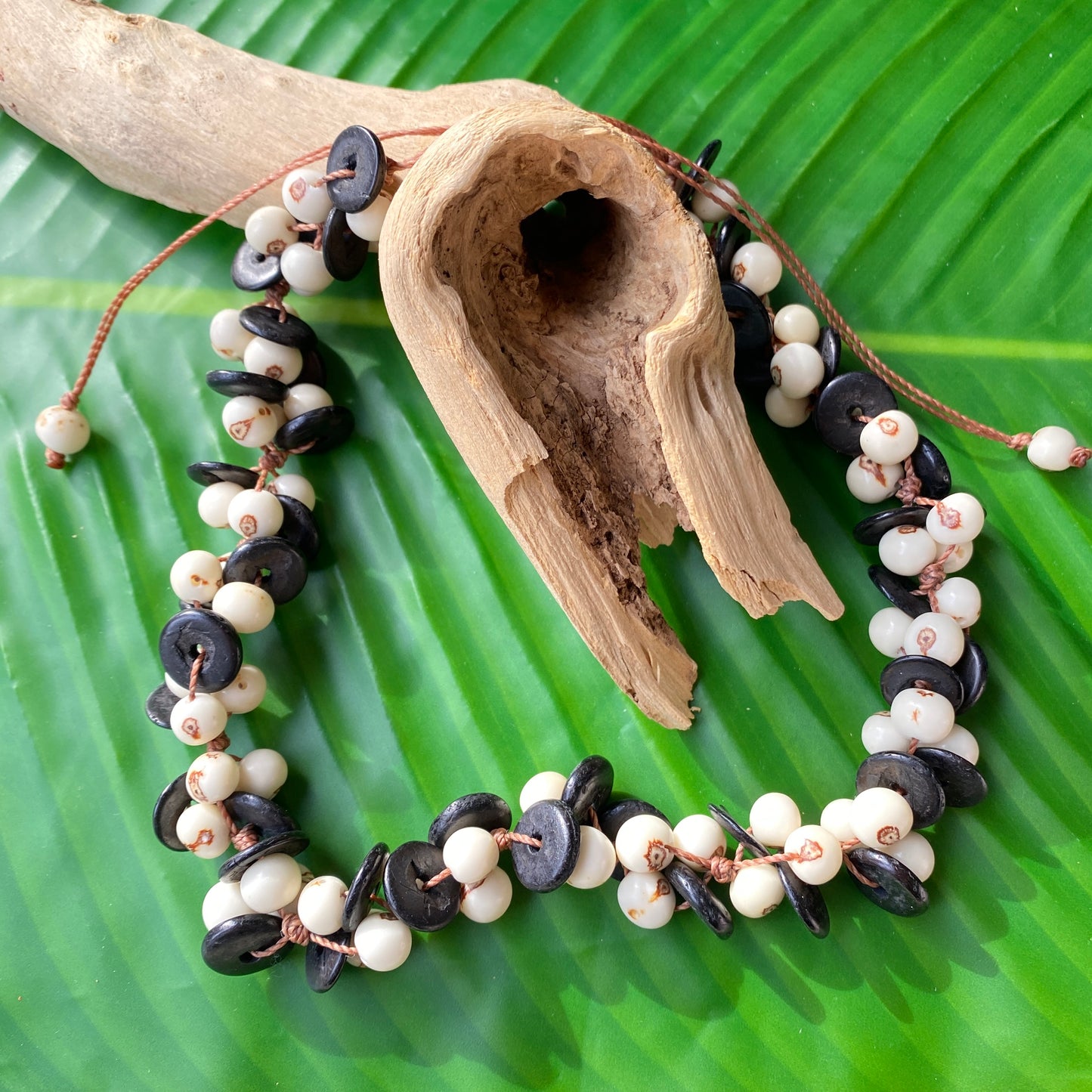 Collier de graines d'açai blanches et noix de coco - Ethnie Borari