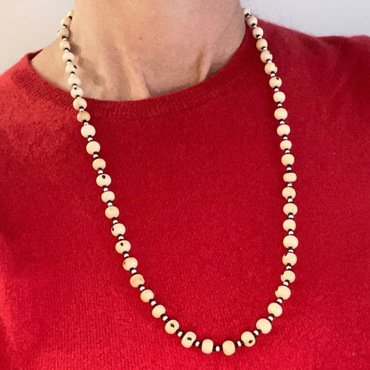 Collier de perles de verre (miçanga) noir et blanc et graines naturelles d'açai - Ethnie Borari