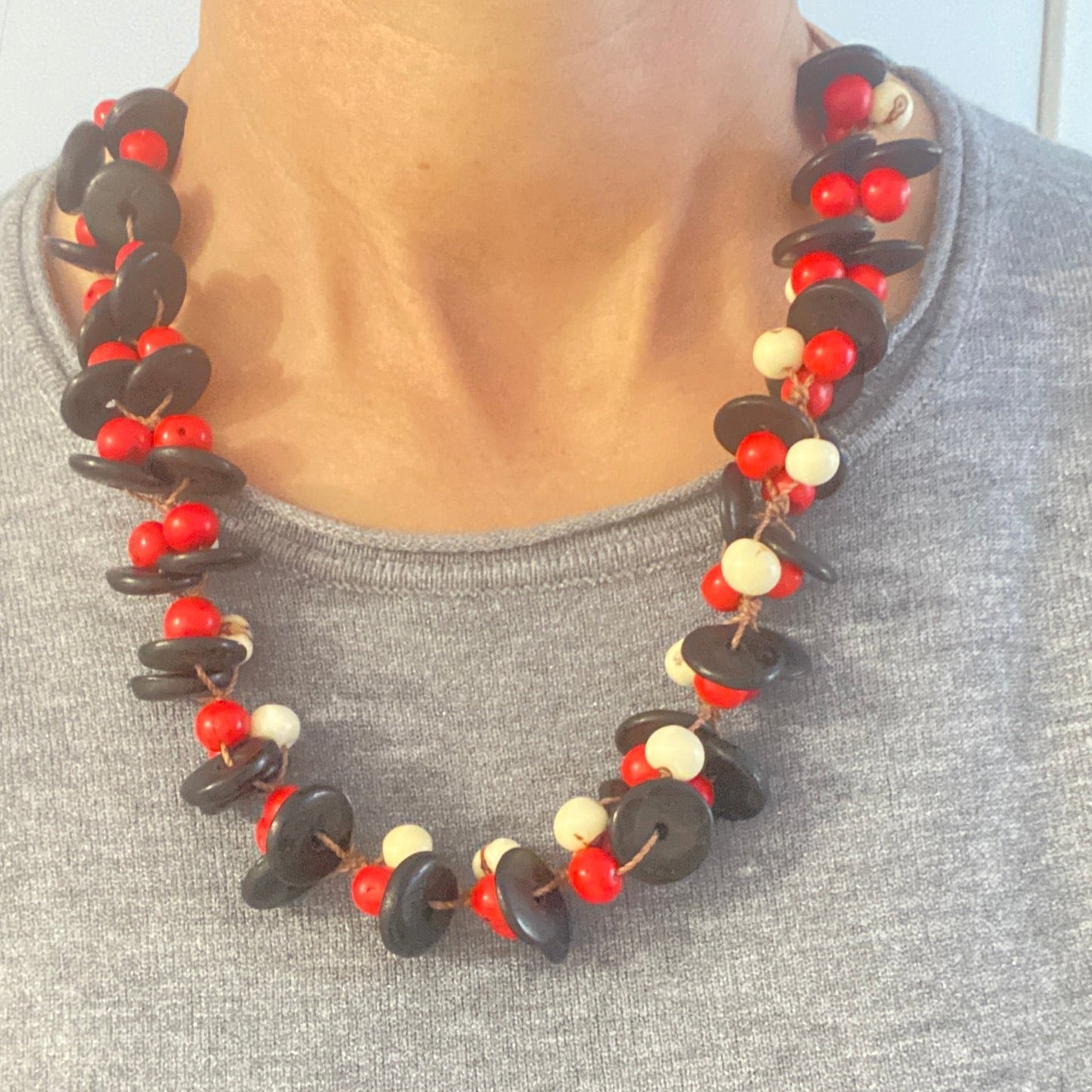 Collier de graines d'açai blanches et rouges et noix de coco - Ethnie Borari