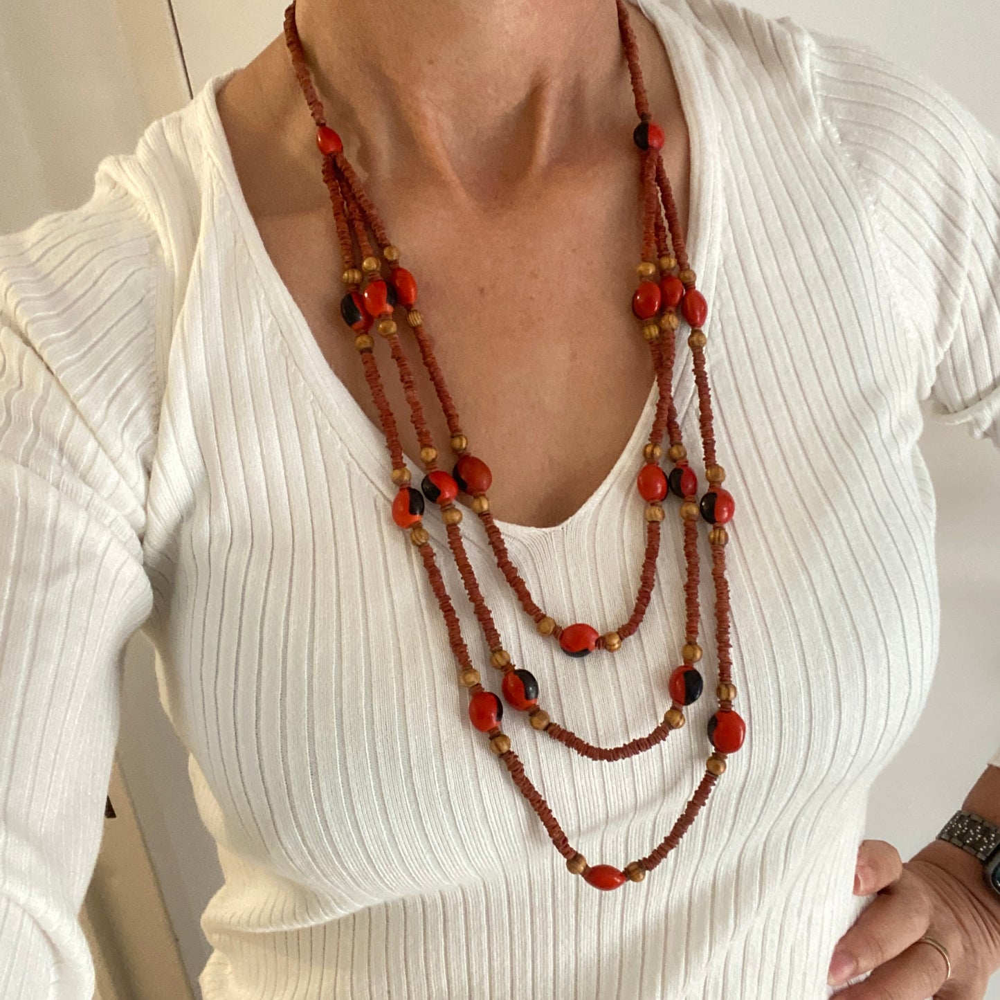 Collier de graines de morototo rouge, tento rouges et noires et billes de bois