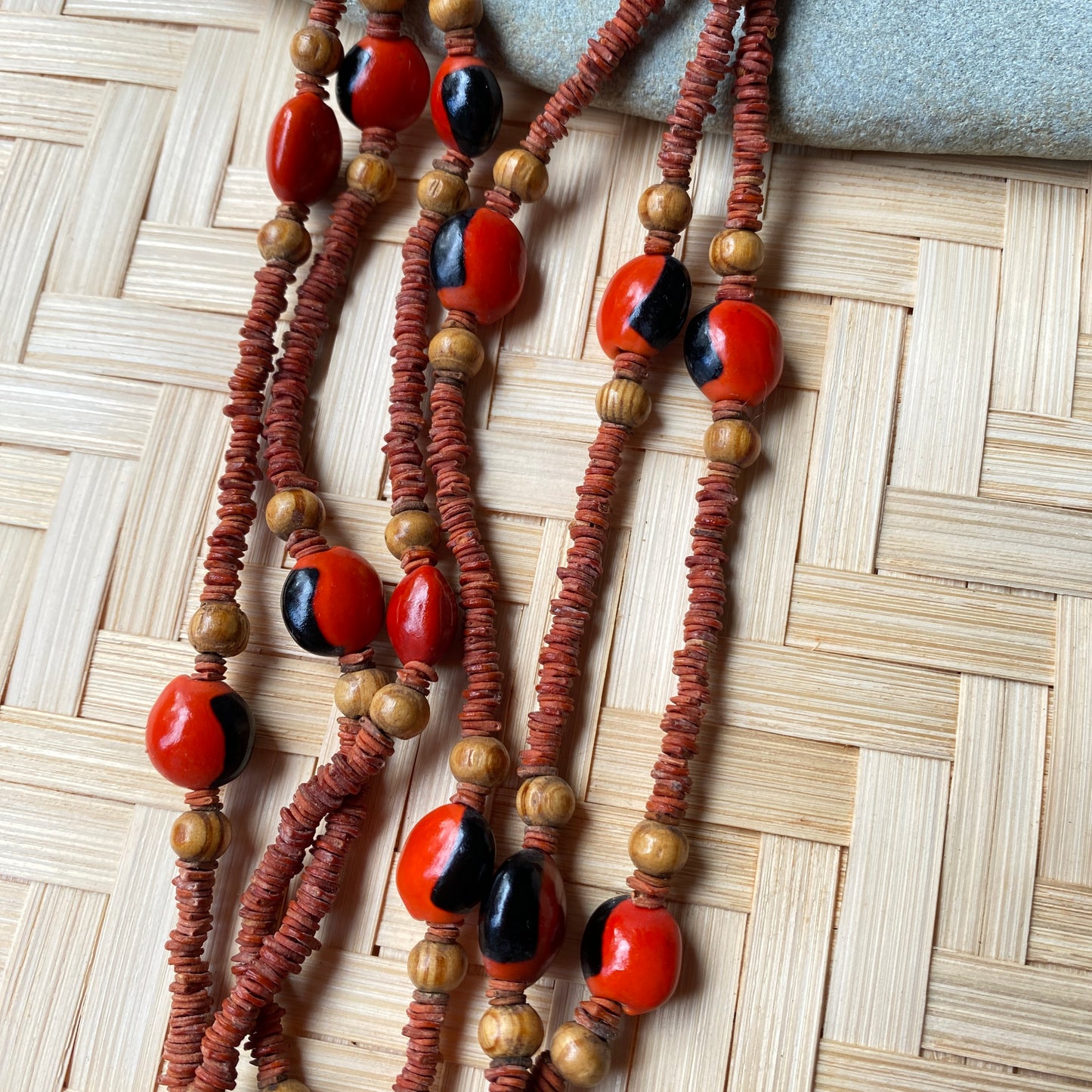 Collier de graines de morototo rouge, tento rouges et noires et billes de bois