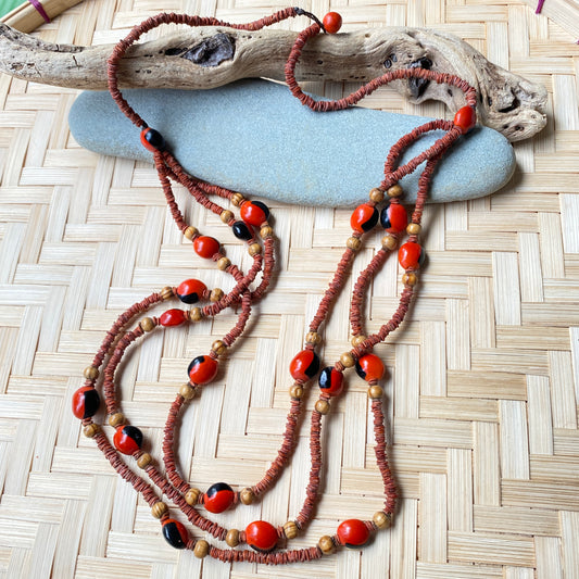 Collier de graines de morototo rouge, tento rouges et noires et billes de bois