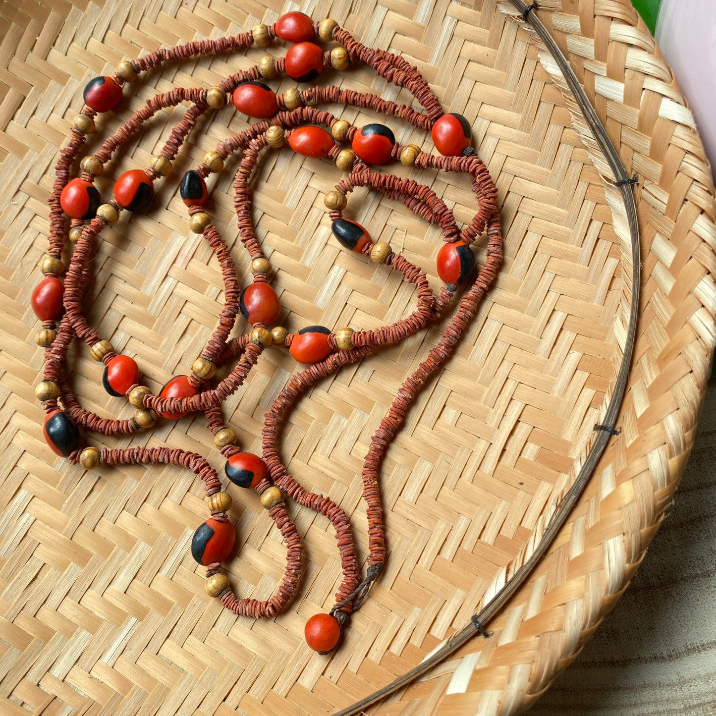 Collier de graines de morototo rouge, tento rouges et noires et billes de bois