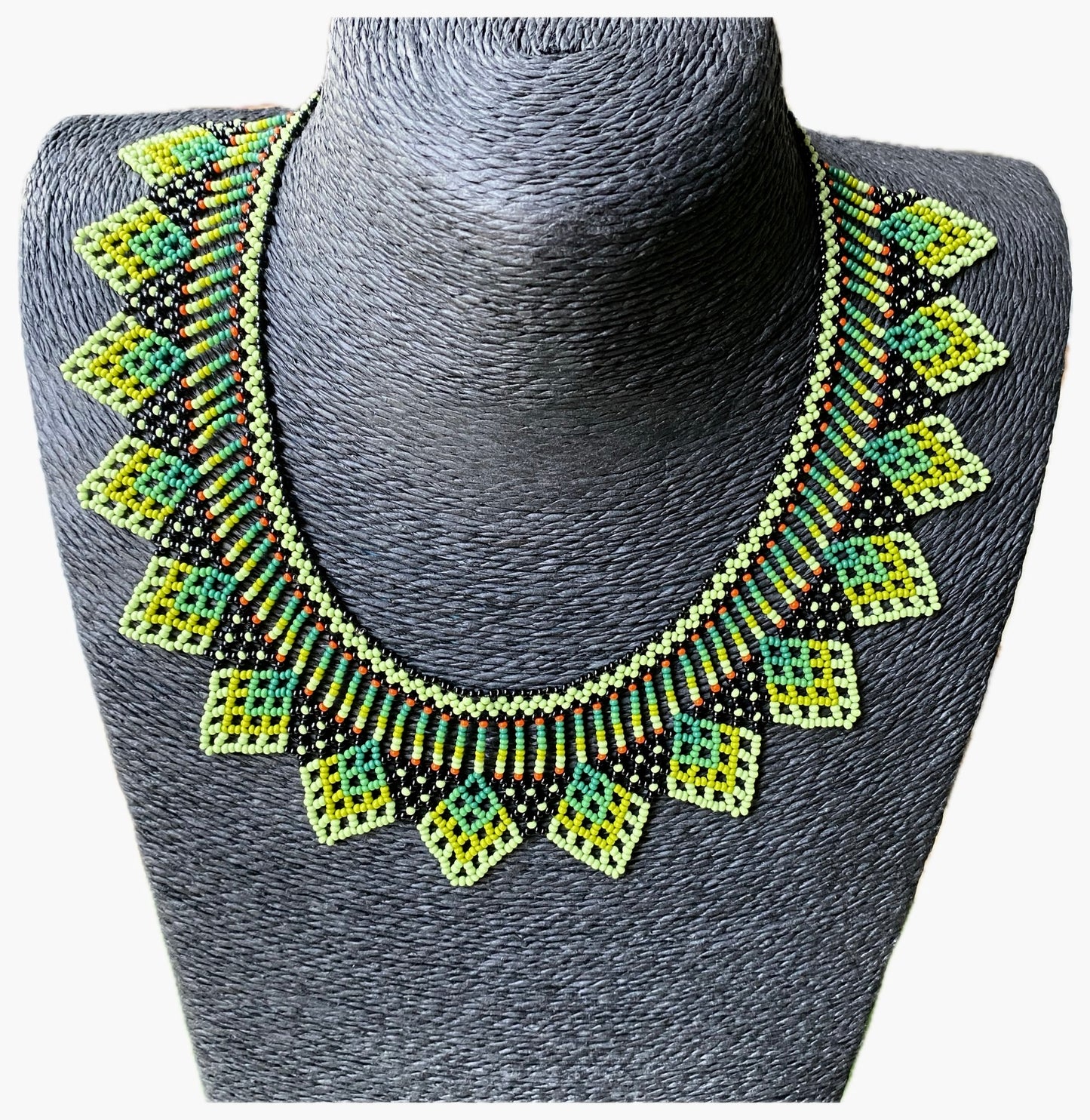 Collier Miçanga ras de cou - vert noir et rouge - Ethnie Kalapalo