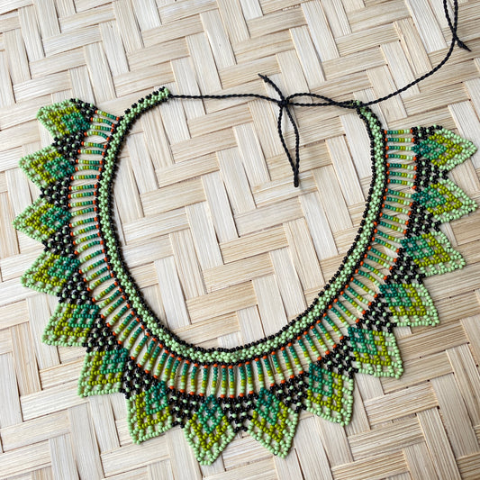 Collier Miçanga ras de cou - vert noir et rouge - Ethnie Kalapalo