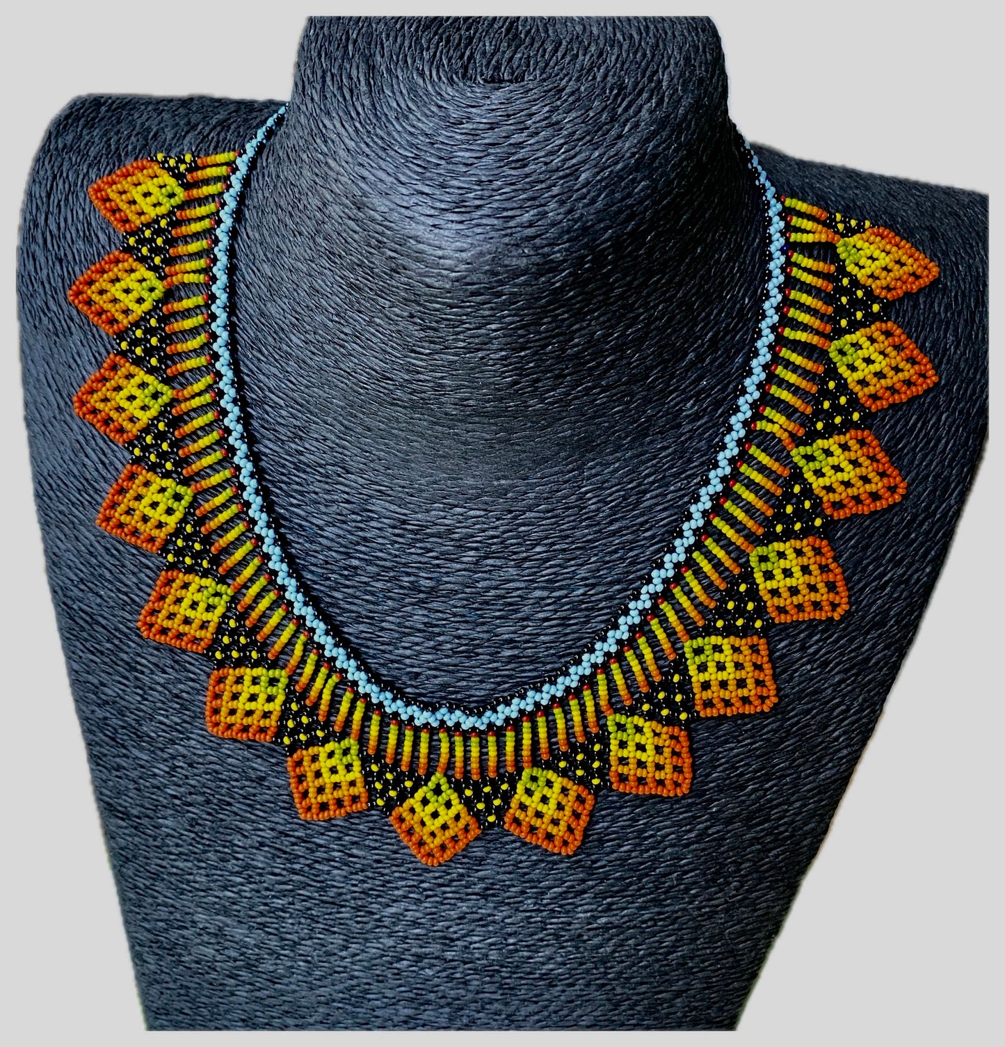 Collier Miçanga ras de cou - noir rouge et bleu - Ethnie Kalapalo