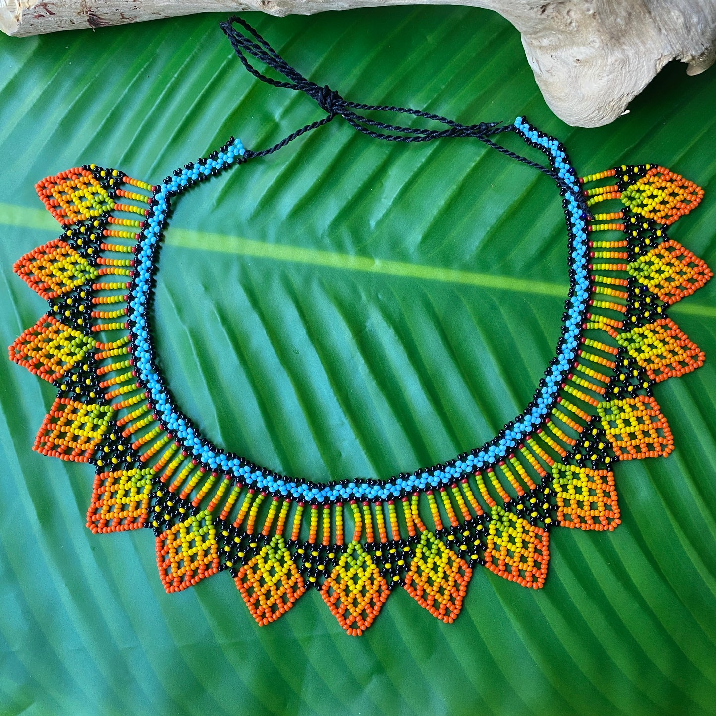 Collier Miçanga ras de cou - noir rouge et bleu - Ethnie Kalapalo