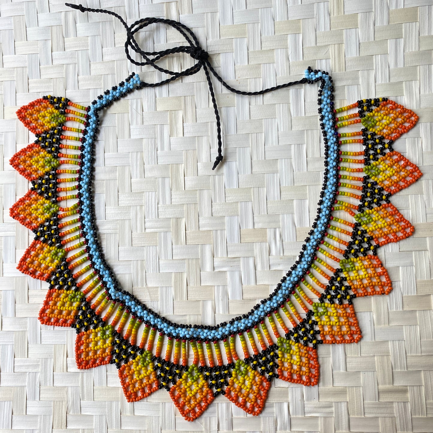 Collier Miçanga ras de cou - noir rouge et bleu - Ethnie Kalapalo