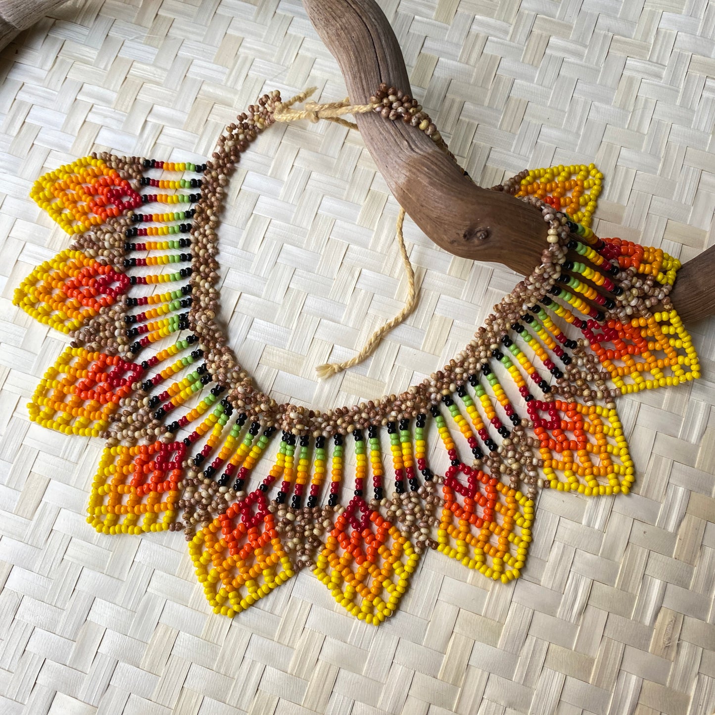 Collier Miçanga ras de cou - marron jaune et rouge - Ethnie Kalapalo