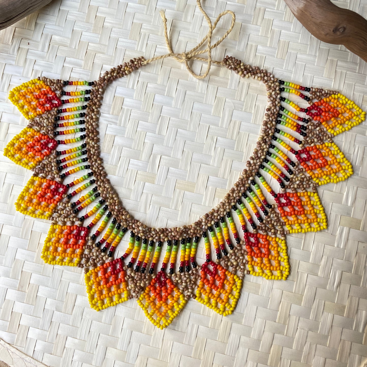 Collier Miçanga ras de cou - marron jaune et rouge - Ethnie Kalapalo