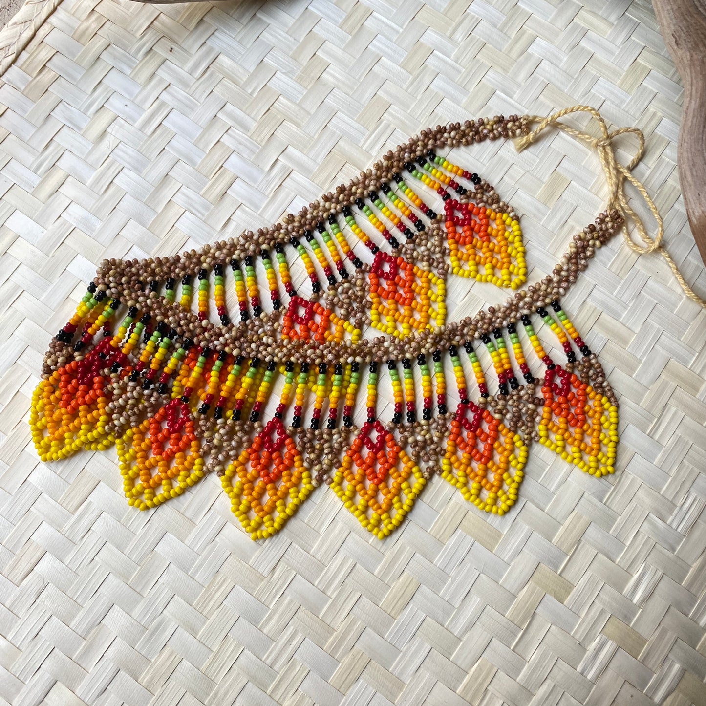 Collier Miçanga ras de cou - marron jaune et rouge - Ethnie Kalapalo