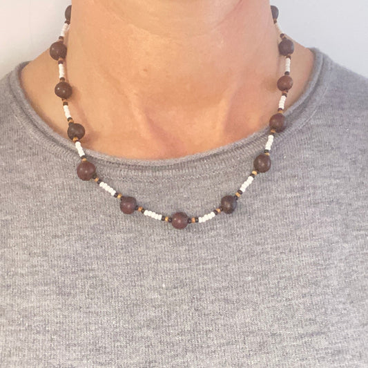 Collier en perles de verre (miçanga) blanc et graines d'açai marron - Ethnie Wai Wai