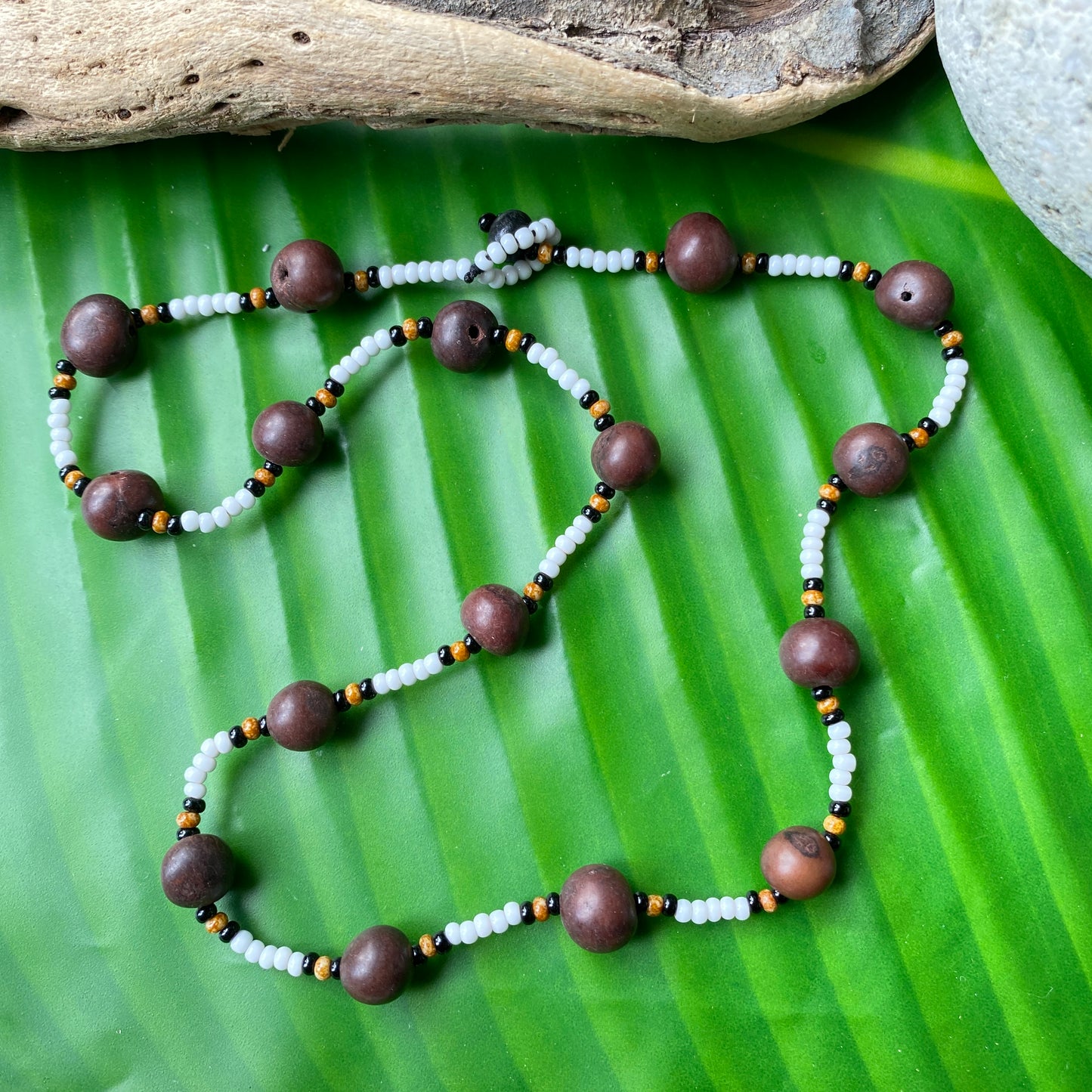 Collier Miçanga blanc et graines d'açai marron- Ethnie Wai Wai