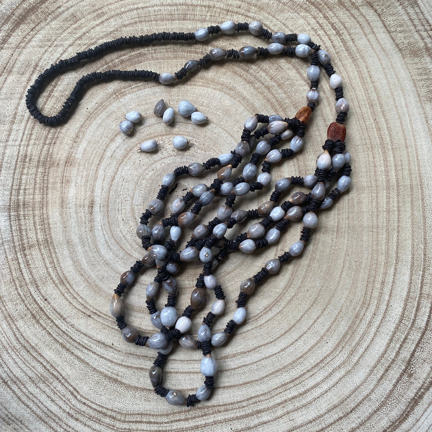 Collier de graines de morototo noires et larmes de Job - 4 lignes - Ethnie Wai Wai