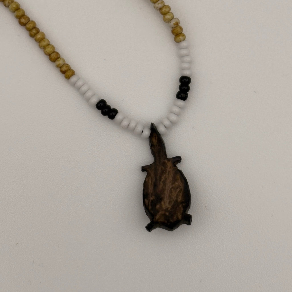 Collar de cuentas de vidrio verde y blanco (miçanga) - Etnia Borari