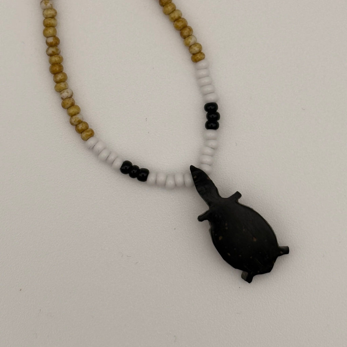 Collar de cuentas de vidrio verde y blanco (miçanga) - Etnia Borari