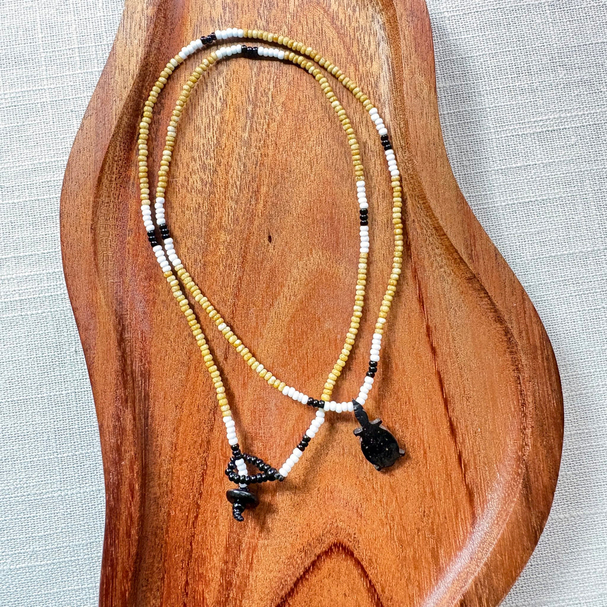 Collar de cuentas de vidrio verde y blanco (miçanga) - Etnia Borari