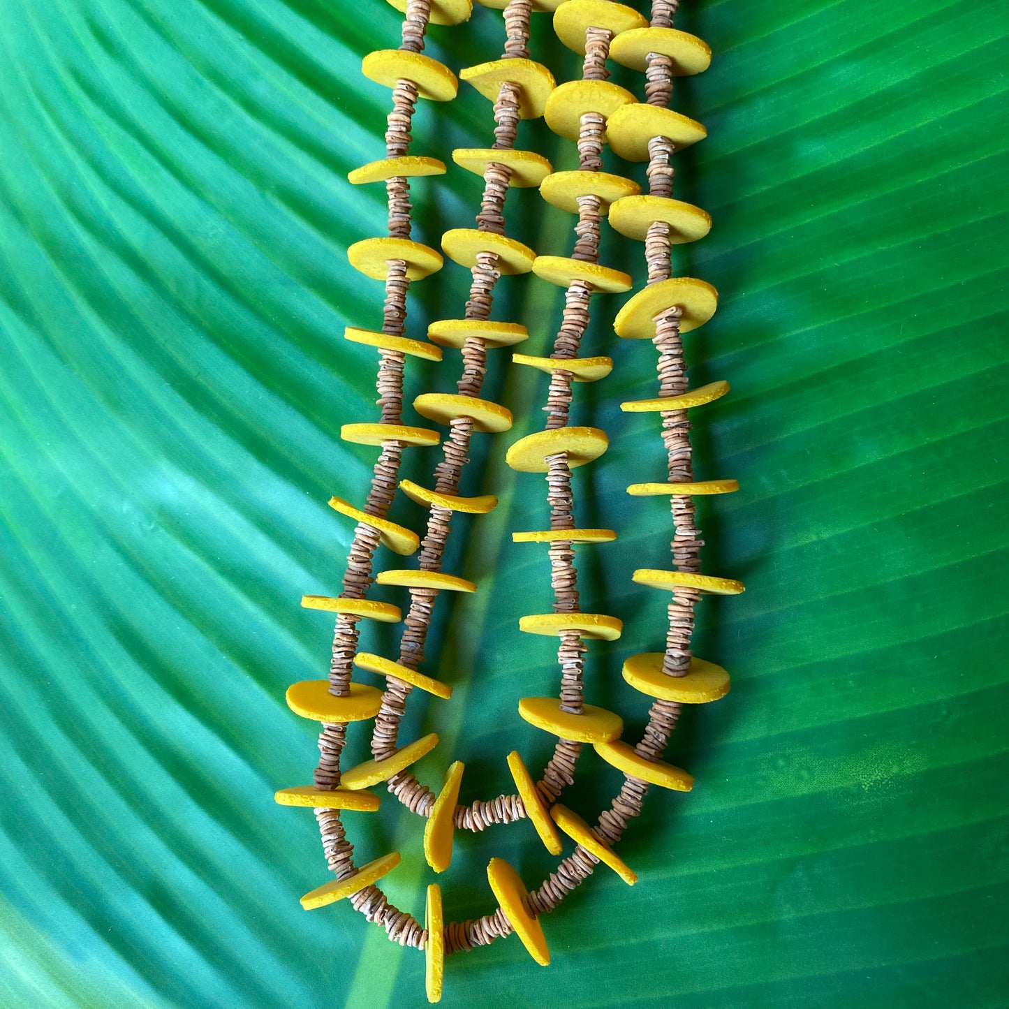 Collier de graines de morototo naturelles et latex jaune - Communauté Jamaraqua