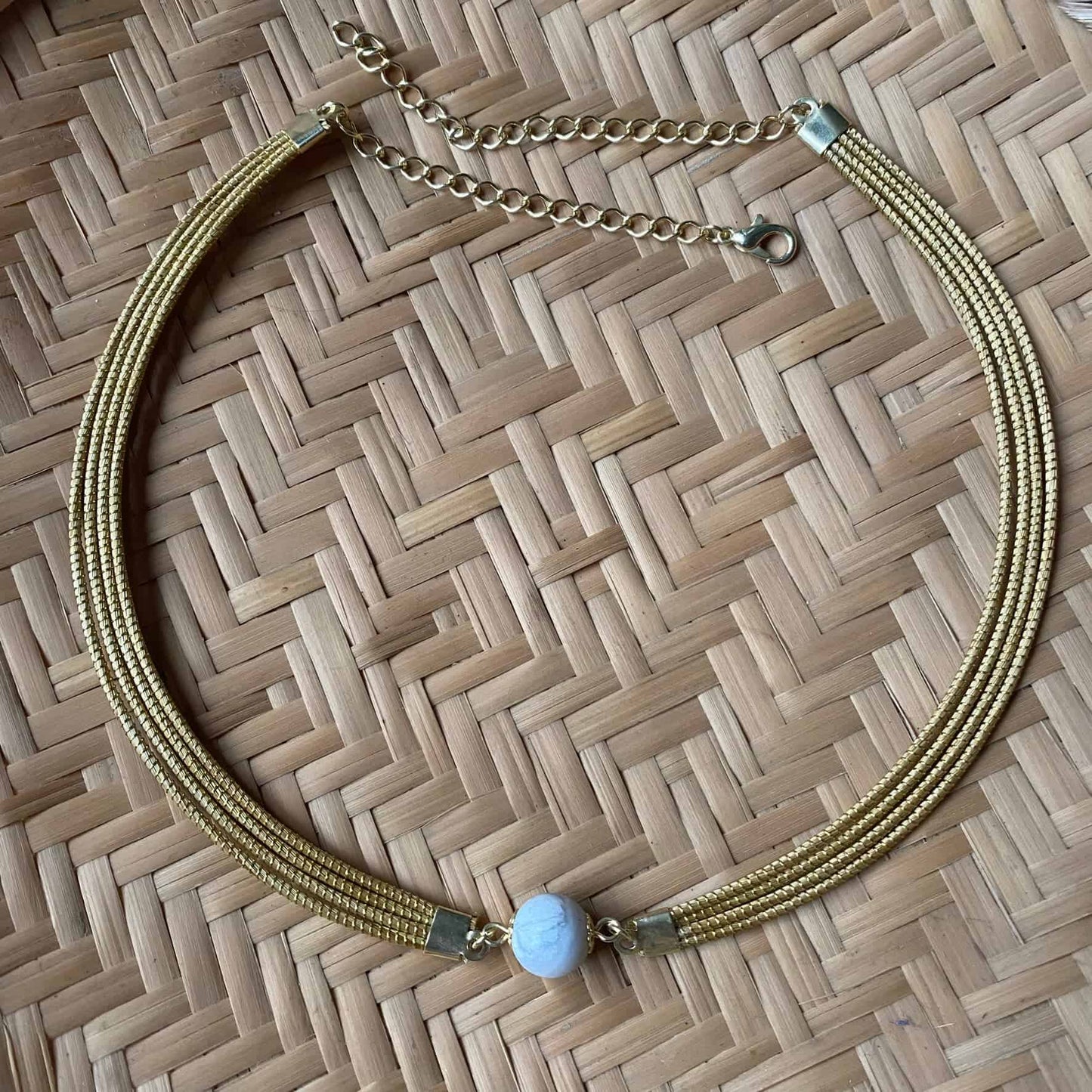 Collier Capim Dourado 4 lignes - pierre howlite