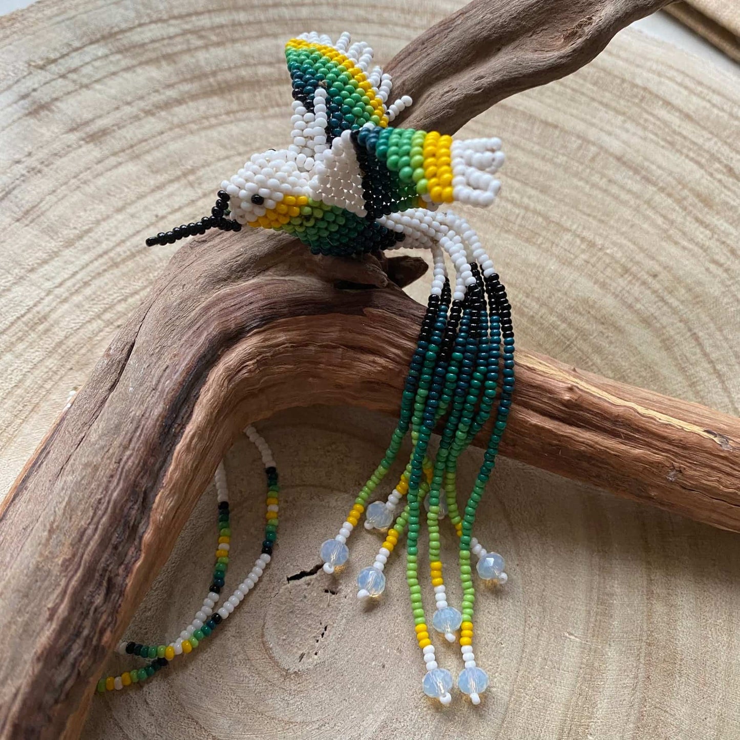 Collier en perles de verre (miçanga) - Colibri - blanc et vert - Ethnie Mehinako