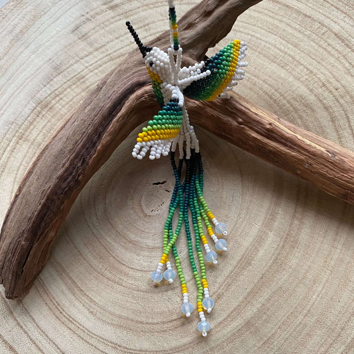 Collier en perles de verre (miçanga) - Colibri - blanc et vert - Ethnie Mehinako