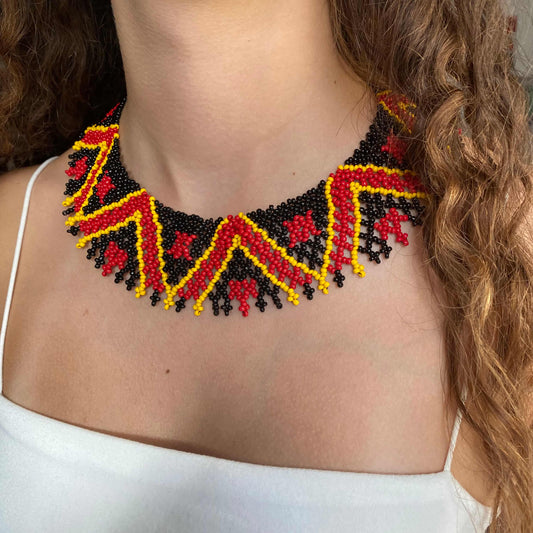Collier Miçanga - noir rouge et jaune - Ethnie Guajajara