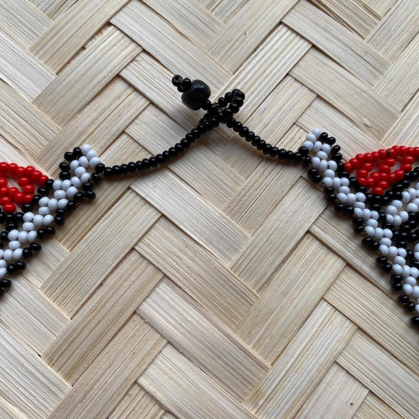 Collier Miçanga ras de cou - noir rouge et blanc- Ethnie Wai Wai