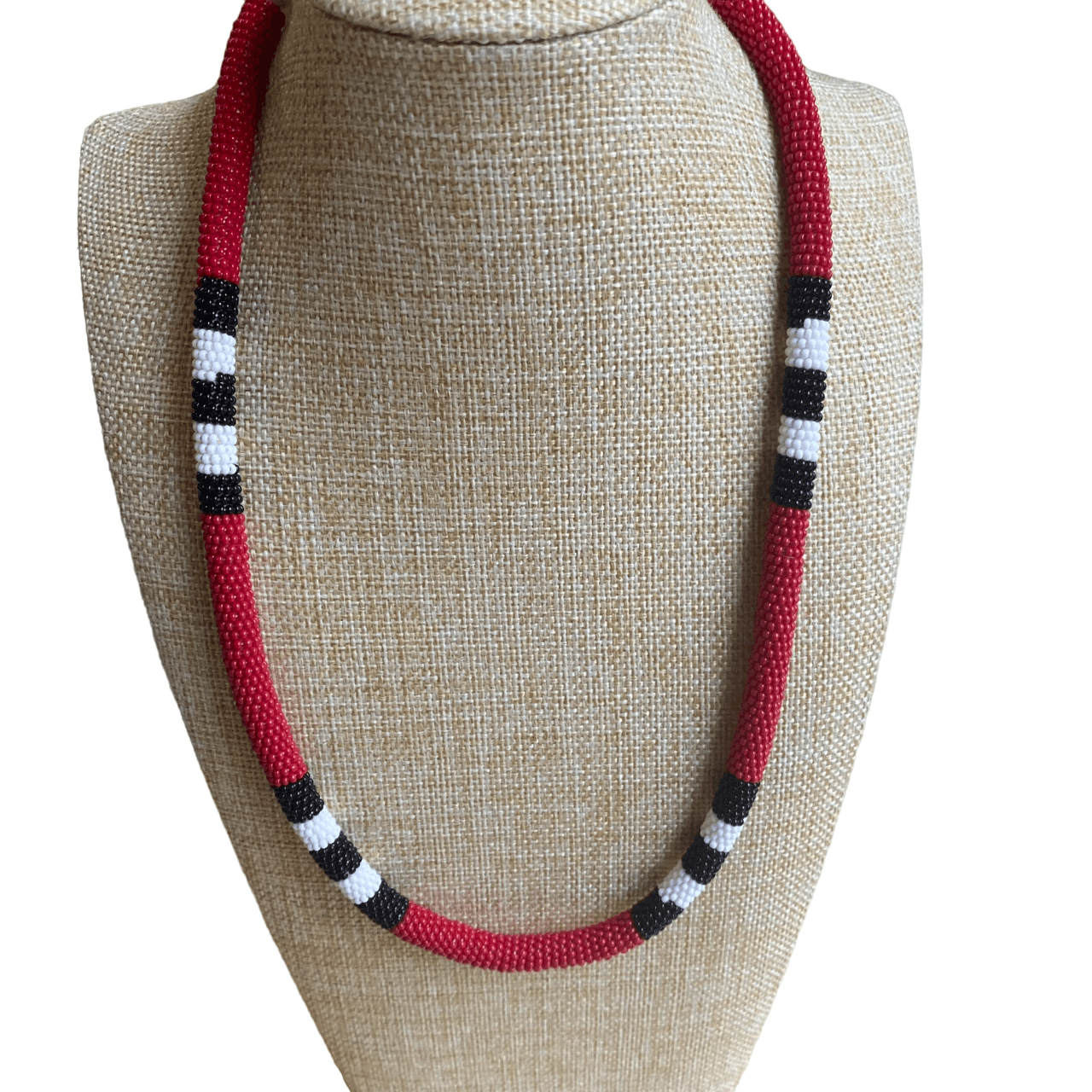 Collier Miçanga - serpent corail rouge bordeaux - noir blanc noir blanc noir - court - Ethnie Mehinako