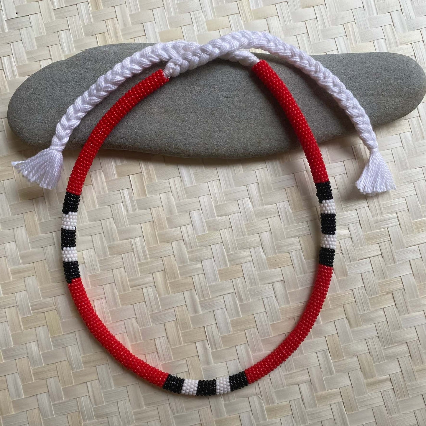 Collier Miçanga - serpent corail rouge - noir blanc noir blanc noir - long - Ethnie Mehinako