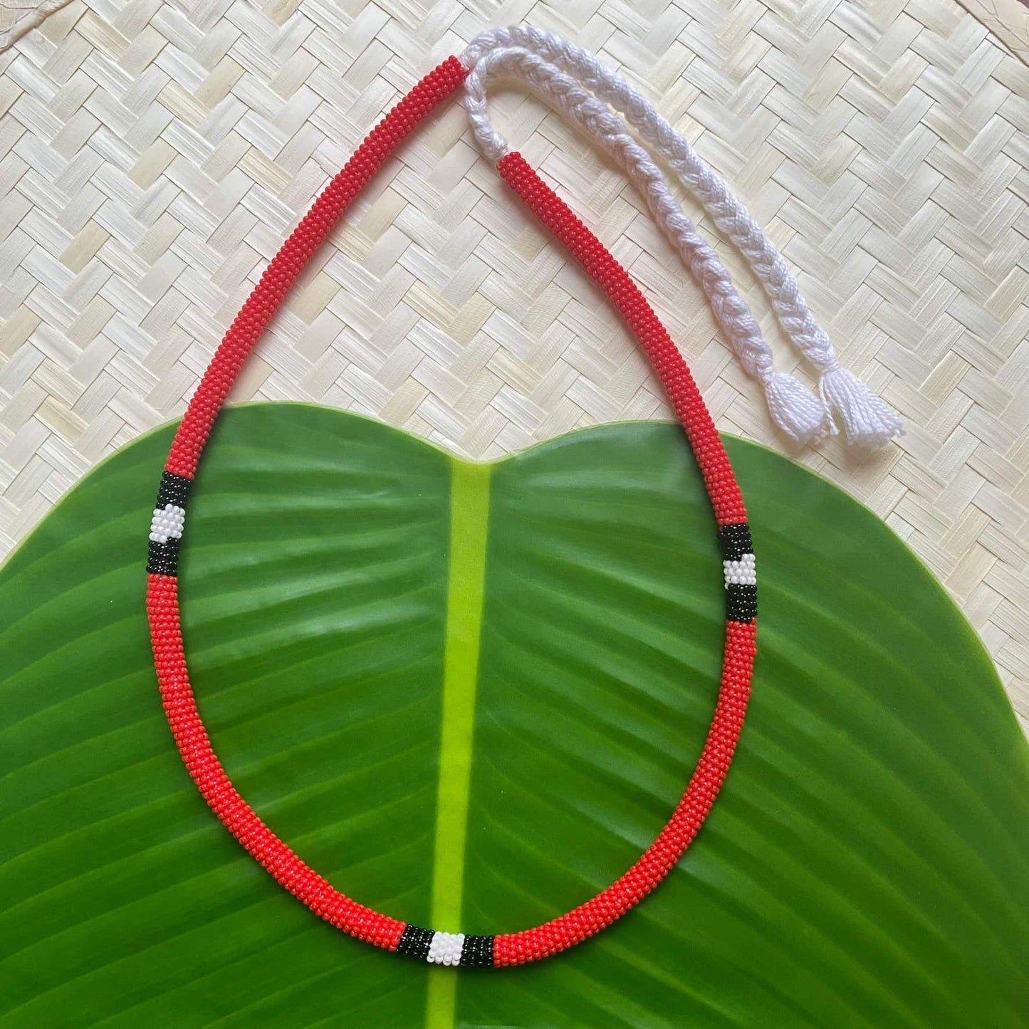 Collier Miçanga - serpent corail rouge - noir blanc noir - long - Ethnie Mehinako