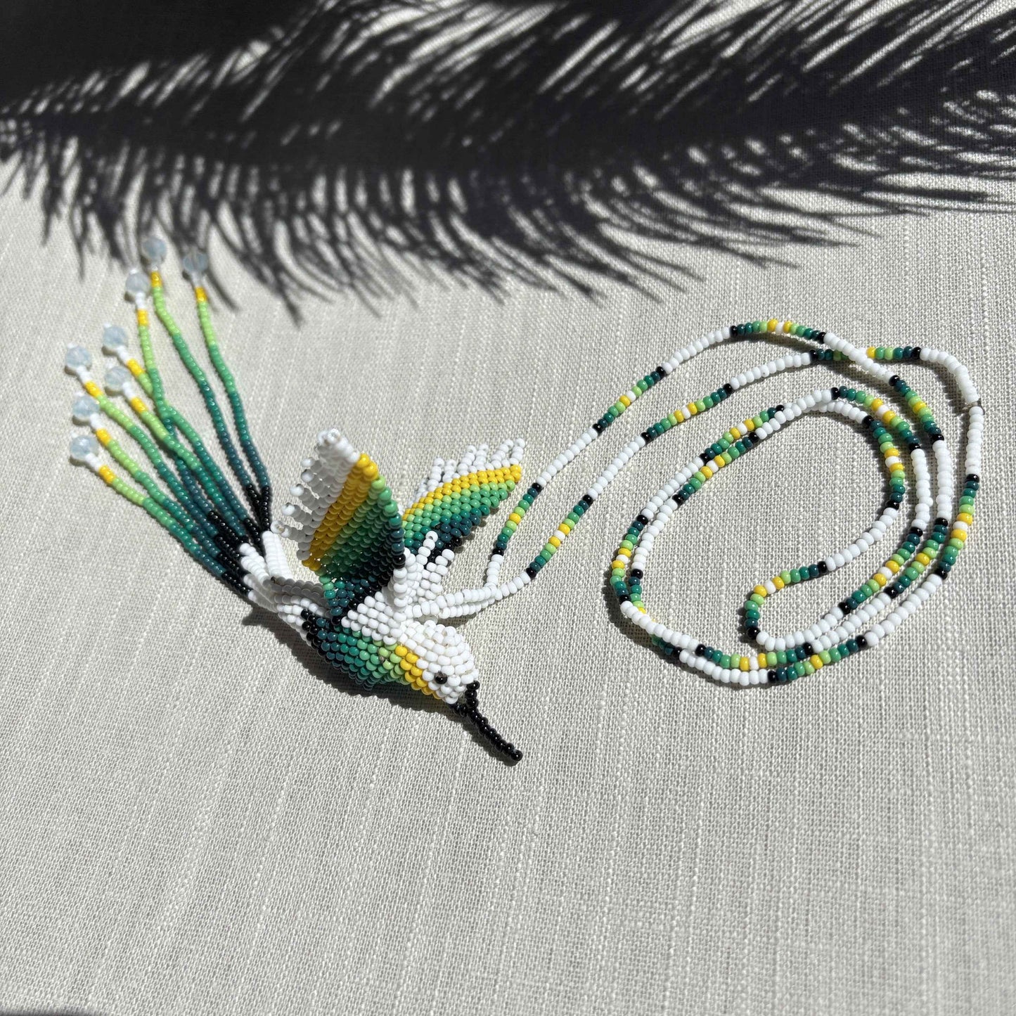 Collier en perles de verre - Colibri blanc et vert