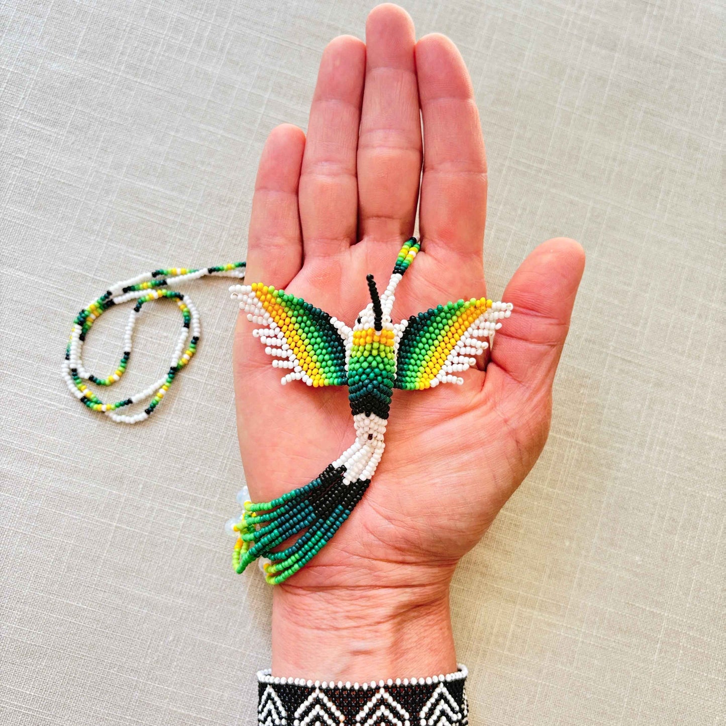 Collier en perles de verre - Colibri blanc et vert