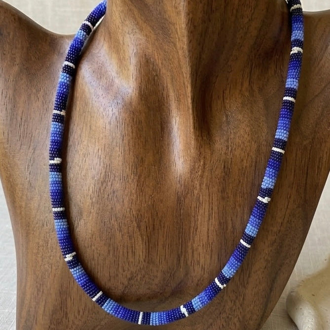 Collier-corail-perles-verre-bleu-blanc