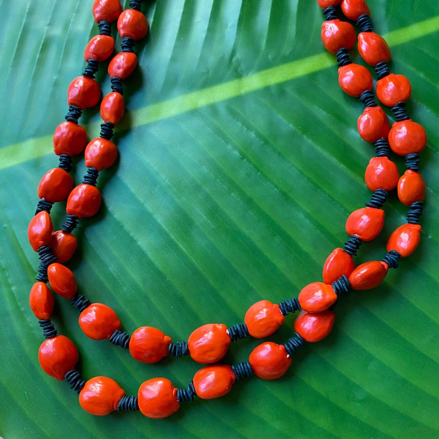 Collier de graines de morototo et tento rouge avec fermoir