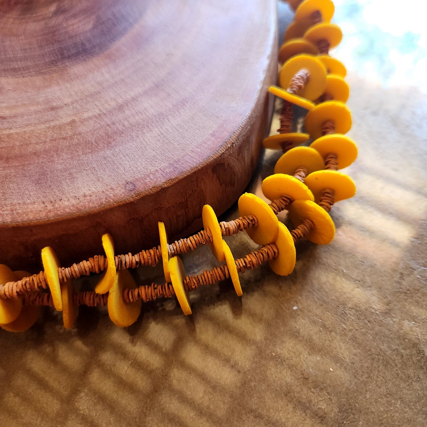 Collier de graines de morototo naturelles et latex jaune - Communauté Jamaraqua